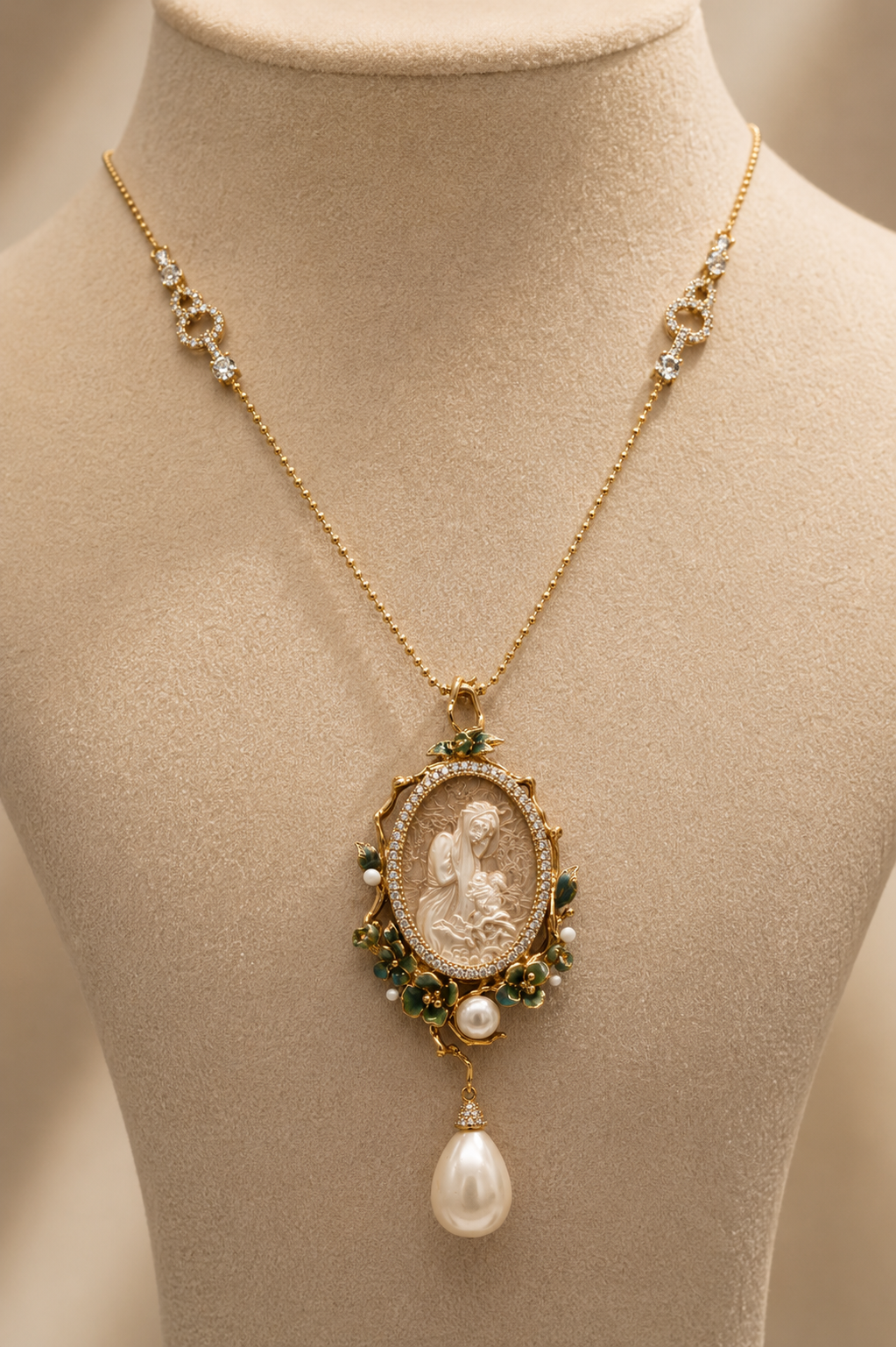 Ophelia, cameo pendant with pearl drop